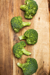 Brócoli sobre tabla de madera rústica. Vista superior