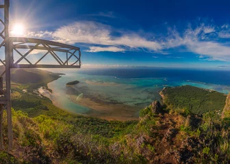 Photo sur Plexiglas Le Morne, Maurice Ausblick vom Le Morne Brabant, dem großen Berg von Mauritius aufs türkise Meer mit dem Gipfelkreuz angeschnitten im Bild