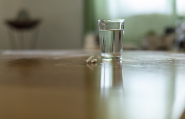 Wasserglas mit Tabletten