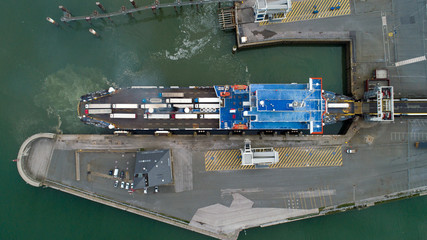 Photo aérienne d'un ferry dans le port de Calais © altitudedrone