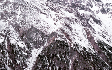 Winter Alpine achtergrond. Het bergachtige terrein in de sneeuw