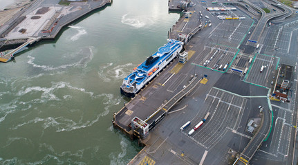 Photographie aérienne d'un ferry dans le port de Calais, France - obrazy, fototapety, plakaty