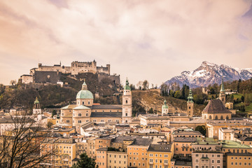 Fototapeta na wymiar Aussicht auf die Stadt Salzburg von Kapuzinerberg in Frühjahr - Salzburg, Österreich