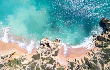 Deurstickers Luchtfoto strand Luchtfoto van zandstrand en oceaan met prachtig helder turkoois water.