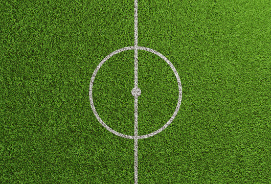 Mittellinie auf Rasen von Fußballfeld