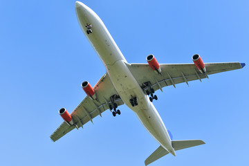 着陸態勢の旅客機