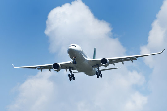 着陸態勢の旅客機