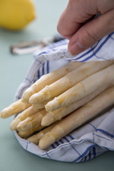 Frau kocht weißen Spargel