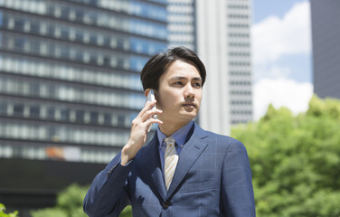 ビジネスマン・スマートフォン