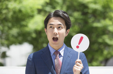 びっくりマークを出すビジネスマン