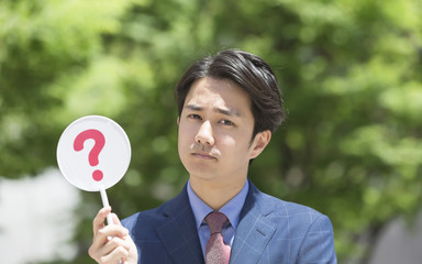 ？マークを出すビジネスマン