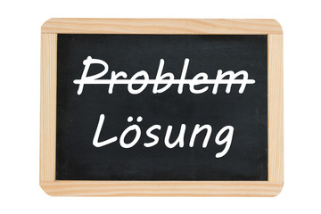 Obraz premium Kreidetafel freigestellt auf weißem Hintergrund. Konzept Hintergrund Lösung