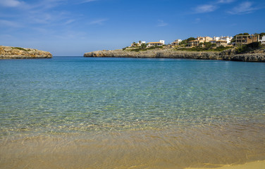 Obraz premium Strandurlaub Porto Colom sonnig mit blauen Himmel