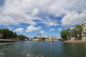 Fototapeta na wymiar Notre Dame de Paris; sky; waterway; cloud; water