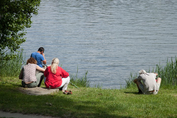Deux couples au bord du fleuve