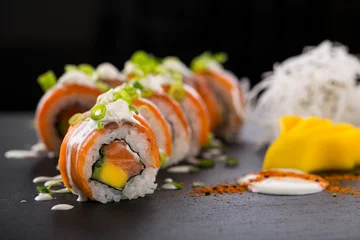 Foto op Plexiglas Sushi bar sushi rolt geïsoleerd op de zwarte achtergrond