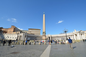Obraz premium Saint Peter's Square; sky; landmark; town square; plaza