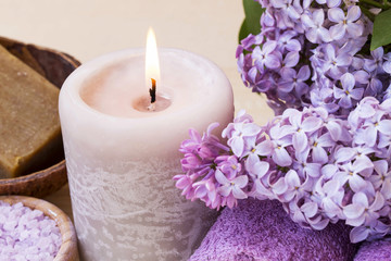 Obraz na płótnie Canvas Spa candle with lilac