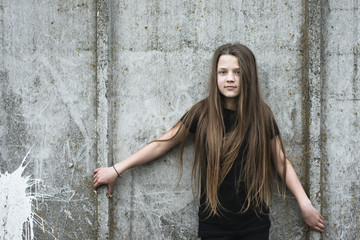Fototapeta premium child girl near wall