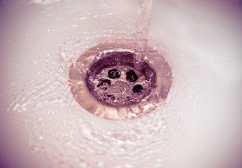 Fototapeta premium A stream of pure water flows into a white shell 