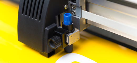Klebebuchstaben aus mit Schneideplotter ausschneiden