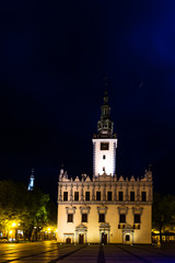 Naklejka premium Ratusz w Chełmnie wieczorem. Chełmno, Kujawsko-Pomorskie, Polska.