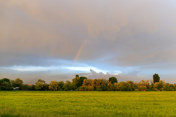 panorama con arcobaleno in pianura padana