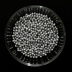 Silberkugeln in einer Glasschale