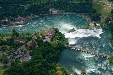Fototapeta premium Luftaufnahme des Rheinfalls bei Schaffhausen (Schweiz)
