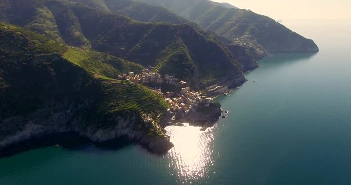 Vista Aerea del paese di Manarola nel parco delle Cinque terre in Luguria 