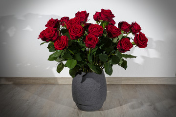 Blumenstrauß aus Rosen in Vase