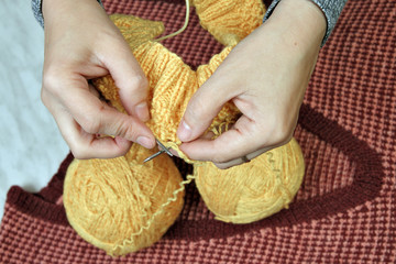 Knitting woolen clothes with spokes
