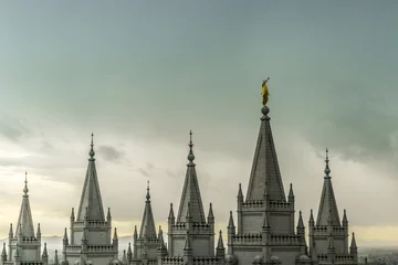 Fototapete Tempel Der Angel Moroni und die Türme des Salt-Lake-Tempels an einem bewölkten Frühlingsabend. Die Kirche Jesu Christi der Heiligen der Letzten Tage, Temple Square, Salt Lake City, Utah, USA.