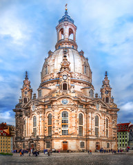 Fototapeta na wymiar The impressive Frauenkirche cathedral in the Dresden