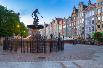 Fountain of the Neptune in old town of Gdansk at dawn, Poland © Patryk Kosmider