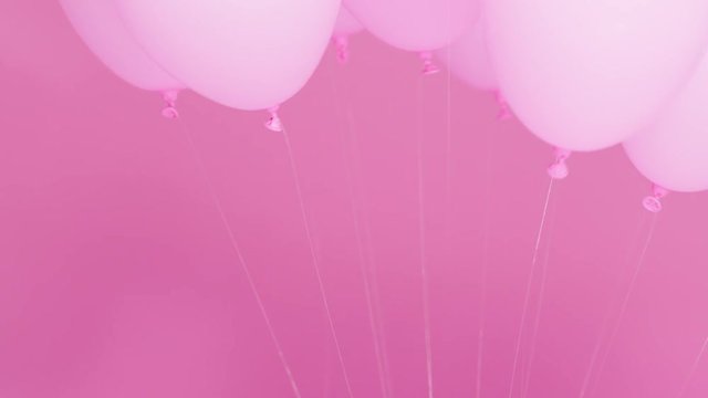 ballons rose sur fond rose