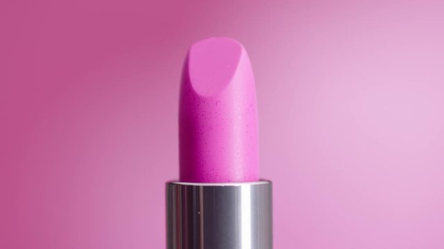 rouge &agrave; l&egrave;vre rose avec arri&egrave;re-plan rose
