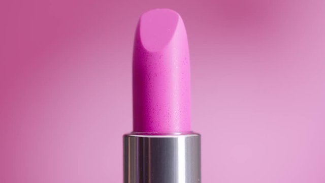 rouge &agrave; l&egrave;vre rose avec arri&egrave;re-plan rose