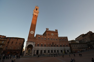 Obraz premium Palazzo Pubblico; Piazza del Campo; sky; landmark; tower; town square