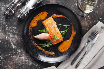 запеченный лосось с фаршированным кальмаром и белым вином © lenakorzh