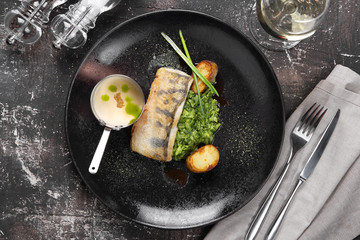 судак с картофелем,соусом ,зеленью и белым вином © lenakorzh