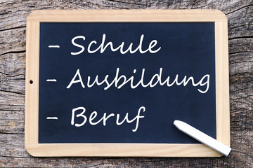 Fototapeta premium Auf einer Tafel steht geschrieben - Schule - Ausbildung - Beruf
