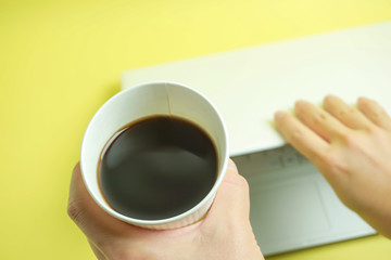  The photograph which drinks coffee while closing a PC.  パソコンを閉じてコーヒーを飲む