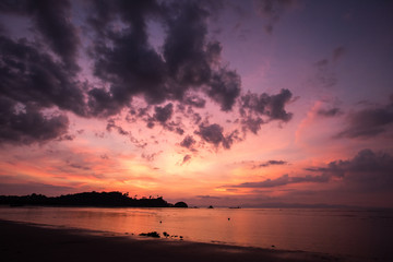 Fototapeta na wymiar beautiful sky colorful sunset on the sea.Sea sunset background.