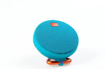 Bluetooth / wireless speakeBluetooth / wireless speaker in white backgroundround
