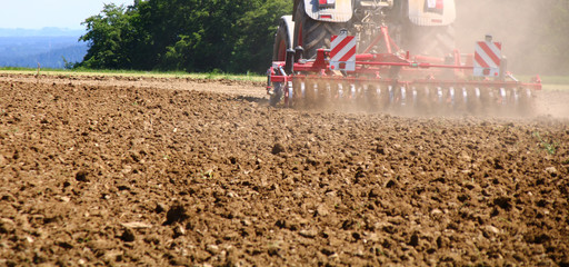 ein feld wird gepflügt