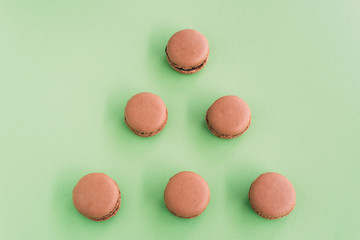 Obraz premium Flat lay of macaroons on green background