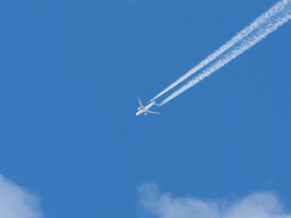 Fototapeta na wymiar airplane against the blue sky