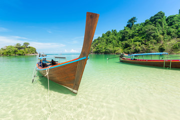 Fototapeta na wymiar White sand beach and Long-tail boat at Kham-Tok Island (koh-kam-tok), The beautiful sea Ranong Province, Thailand.