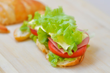 croissant sandwich or ham